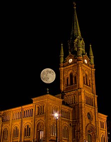 Kyrkan i månsken.