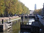 Gezicht vanaf de Vecht met de Weerdsluis en daarachter de Zandbrug