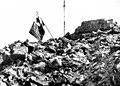 Ruine des Hauses von Ludwig Zamenhof in der Dzika 9 in Warschau mit einer Esperanto-Flagge, cirka 1945