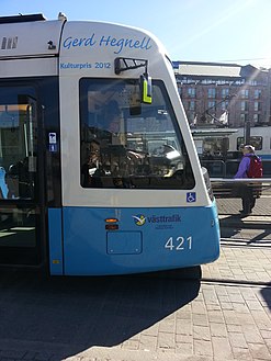 M32-spårvagn nummer 421, här vid Drottningtorget, bär Gerd Hegnells namn.