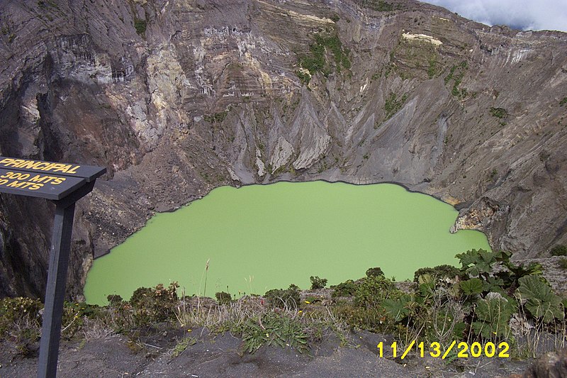 File:Crater volcan Irazú - panoramio.jpg