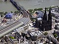 Bildmitte, von links: Kölner Hauptbahnhof, Bahnhofs­vorplatz, Treppen­stufen und Domplatte, Kölner Dom (2006)