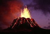 Un volcan en pleine éruption.