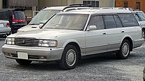 Facelift model Crown Station Wagon.