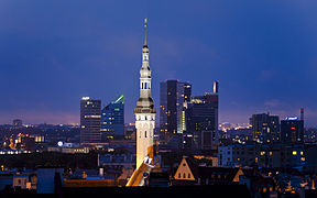 City Hall, veduta panoramika minn Toompea, Tallinn, Estonja, 5 ta’ Awwissu, 2012/Night view of Tallinn's city center in August 5, 2012/Ayuntamiento, vistas panorámicas desde Toompea, Tallin, Estonia, Agosto 5 de 2012.