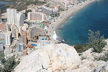 La playa de El Fosa desde la cima del Peñón de Ifac