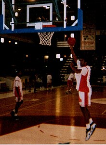 Charles Pittman, joueur américain de l'Élan Chalon (de 1995 à 1998), à l'échauffement avant un match de Pro A (en 1996)