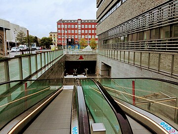 Nedgang til cykelkælder på M3 perron med "rullerampe", samt indgang til Frederiksberg Gymnasium