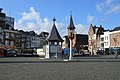 Het Puthuis op de markt van 's-Hertogenbosch daarnaast gelegen Onze-Lieve-Vrouwehuisje.