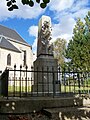 Le monument aux morts devant Nhà thờ