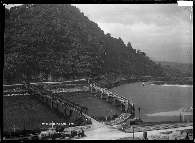 File:Rail and road bridges across the Grey River near Cobden (21453224719).jpg