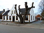 Voormalige café-slijterij van Steven Akker, in 1988 door architect Roel Kouwen verbouwd. Hij plaatste ook de markante gevels.