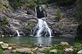 Akvofalo Cascata do Pincho en la rivero Âncora en Geoparque Litoral de Viana do Castelo.