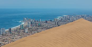 Vista da duna Dragão, em primeiro plano, e da cidade de Iquique, ao fundo, região de Tarapacá, norte do Chile. (definição 8 599 × 4 461)