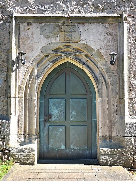 File:Westportal der evangelischen Kirche Weidenhausen (Meißner).jpg