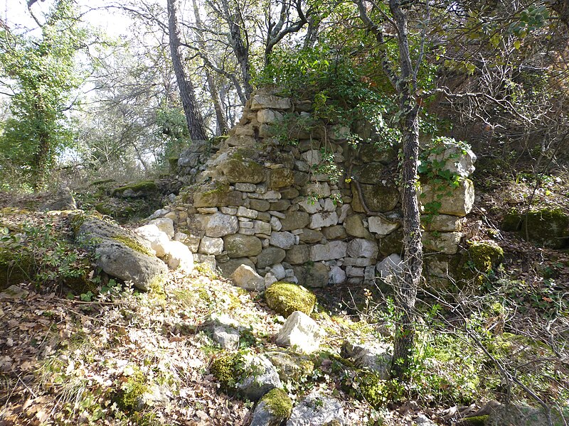 File:Bâtiment d'entrée oppidum du Castellar Cadenet.jpg