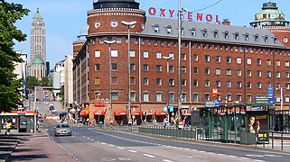 L'Arenan talo vue du Sud. À gauche, l'église du Kallio.