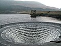 Cirkelvormige opening met de dam op de achtergrond