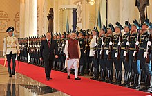 Kazahstanski predsednik Nursultan Nazarbajev in indijski premier Narendra Modi pregledujeta častno stražo, Ak Orda (2015)