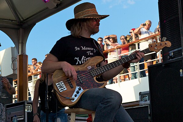 Robert Kearns of Lynyrd Skynyrd at Simpleman 2011 (2).jpg