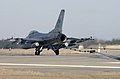 Un F-16 utilitzant el ganxo de parada en la Base de la Força Aèria Shaw, Carolina del Sud, 2004.