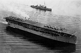 USS Langley (CV-1) onderweg bij San Diego, Californië, 1928, met Vought VE-7 vliegtuigen op het vliegdek. USS Somers (DD-301) op de achtergrond