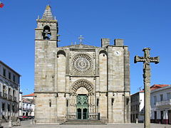 Igrexa de San Martiño e Praza do Tapal.