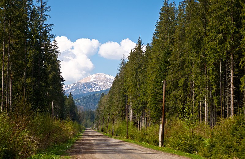 File:Approaching Hoverla.jpg