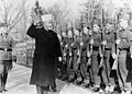 Novembre 1943 : al-Husseini saluant les volontaires musulmans bosniaques de la Waffen-SS avec un salut nazi[167]. À sa droite se trouve le général SS Karl-Gustav Sauberzweig.