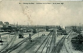 Les quais avant la Première Guerre mondiale, vus en direction de Paris. La passerelle dessert également les quais de la Grande Ceinture, au centre du cliché.