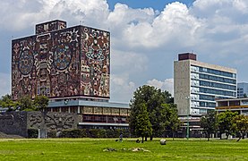 Biblioteca central, de Juan O'Gorman y la torre 1 de humanidades, vista desde el jardín de Las Islas.