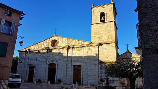 La collégiale Notre-Dame de la Nativité sur la place de l'église.