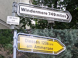 Hinweisschilder auf die jeweiligen Partnerstädte Dießen am Ammersee und Windermere (Cumbria)