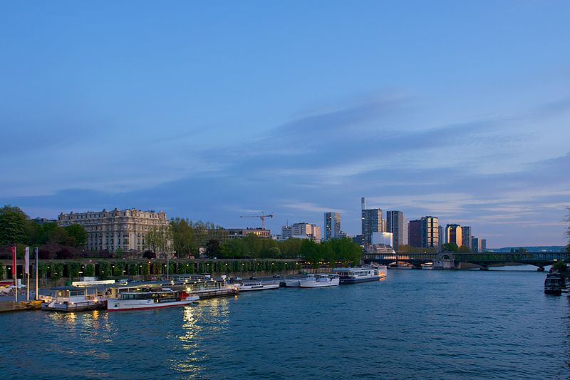 File:Port de Suffren, Paris April 26, 2010.jpg