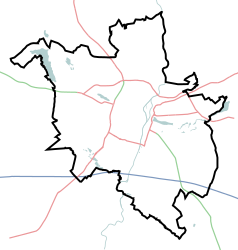 Mapa konturowa Poznania, blisko centrum na prawo znajduje się punkt z opisem „Rataje”