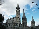 Vue du côté sud de la basilique de l'Immaculée Conception avec les deux clochetons