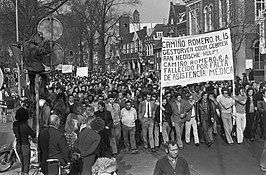 Spaanse gastarbeiders van Hoogovens demonstreren in Beverwijk na de dood van een collega (1974)