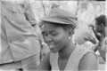 Dona soldat jugant a cartes, Guinea Bissau, 1973