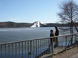 Albysjön mot öst med Flottsbrobacken i bakgrunden