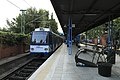 Un coche CAF del Tren de la Costa estacionado en la estación Avenida Maipú.