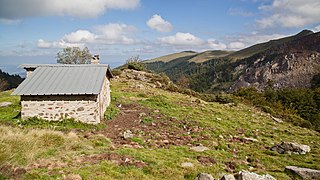 La « cabane du Vacher », sur les hauteurs de la carrière de talc de Montferrier, ancien abri parfois utilisé par les skieurs au milieu du XXe siècle.