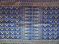 Le Songket Minangkabau de couleur bleu océan profond avec une combinaison de motifs entre pucuak rabuang (pousses de bambou) et kriss (poignard traditionnel indonésien) symbolise le nouvel espoir et la force des indigènes de la île de Sumatra.