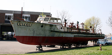 Bateau-pompe dans la caserne de pompier au port de Gennevilliers