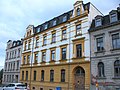 Mietshaus in geschlossener Bebauung, ehemaliges Wohn- und Bürohaus einer Weberei, mit Gartenlaube im Hof