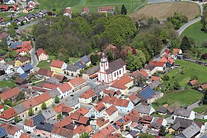 Pfarrkirche St. Andreas, im Hintergrund das Schloss (2017)