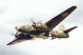 Eine Mitsubishi G4M mit untergeschnallter MXY-7: Das Bild erklärt den Grund für das Doppelleitwerk