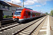 Ein Zug der DB-Baureihe 430 auf der Linie S 1 der S-Bahn Rhein-Main im Bahnhof Hochheim (Main)