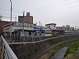 駅全景。土淵川の脇に立地（2016年5月）