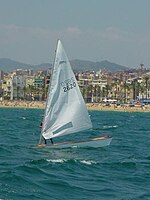 Patí de Vela orsant davant la platja de Badalona.