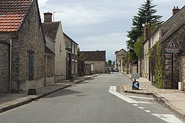 La rue de Melun au centre du village.